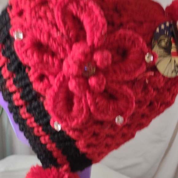 NWT Stylish Red & Black Knit Pom-Pom Beanie - Picture 7 of 11